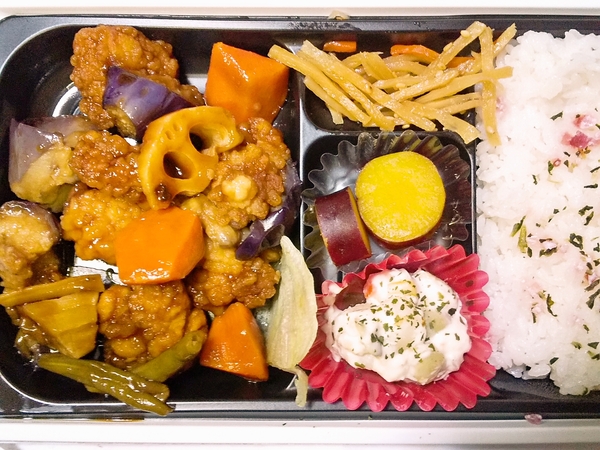 彩り野菜と鶏の黒酢餡かけ弁当