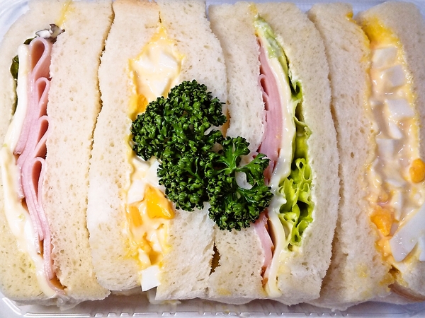 手作り感のあるサンドウィッチ