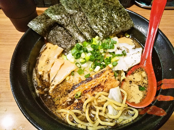 生キャベツ乗せマヨー油豚骨ラーメン