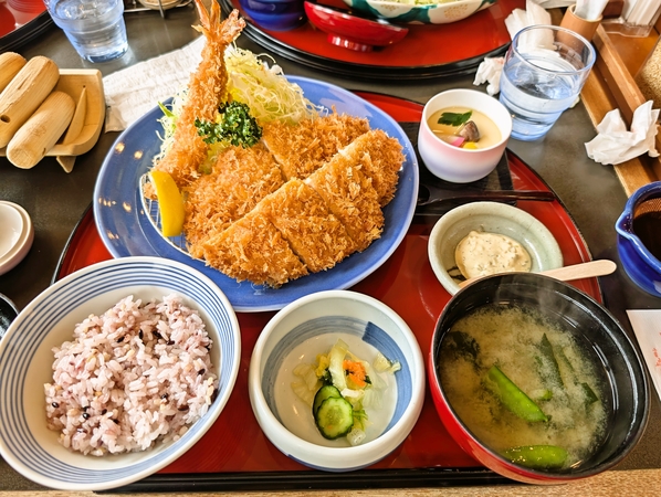 チキンカツと海老フライ定食