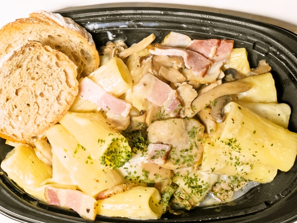 3種きのことベーコンの白トリュフ風味リガトーニ