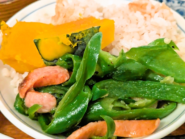 ウインナーとピーマン南瓜乗っけ麦飯