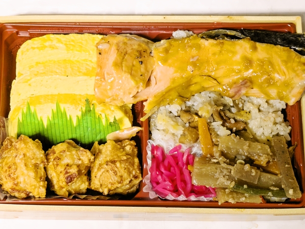 鶏鮭弁当
