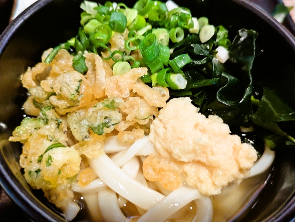 トッピング盛りすぎの讃岐うどん