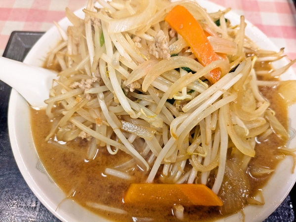 野菜てんこ盛りの味噌ラーメン