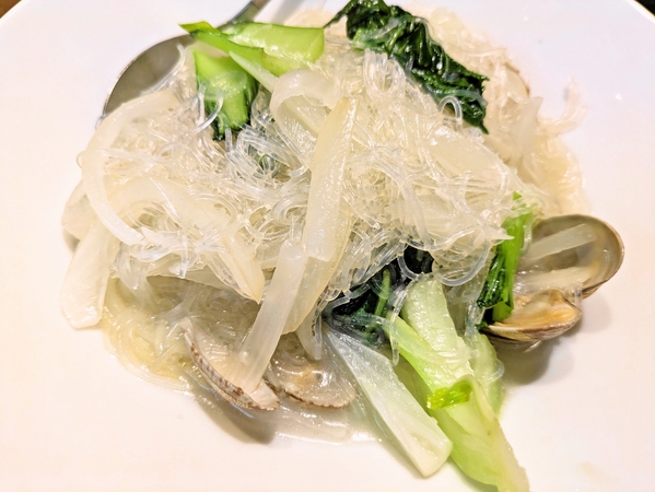 アサリと青菜、春雨の塩味煮込み