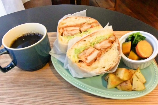 タンドリーチキンのフォカッチャサンド(sino.a Bagel dining)