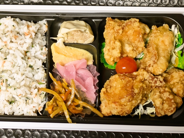 唐揚げ彩りご飯弁当