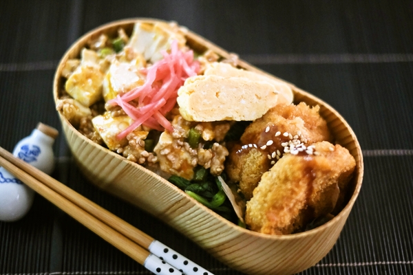 麻婆豆腐とコロッケ弁当