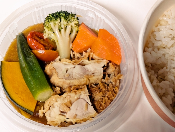 ス一プカレーと押麦ご飯