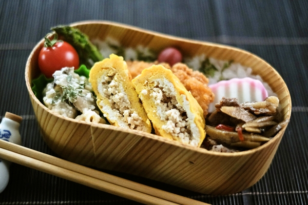 鶏そぼろ卵焼き包み弁当