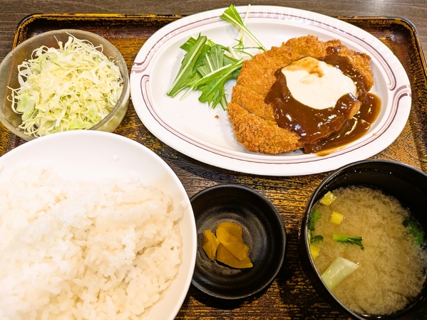 デミチ一ズカツ定食