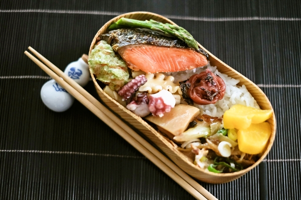 たこパスタ鮭弁当