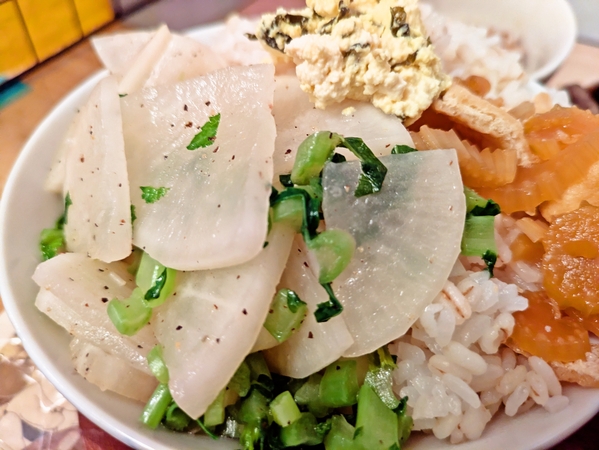 セロリ佃煮と黒胡椒大根ご飯