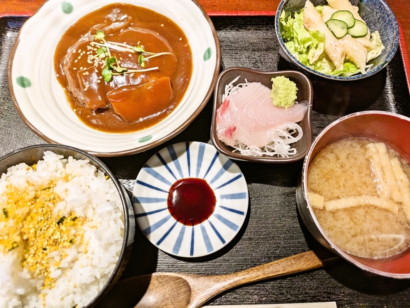 デミハンバーグとお刺身ランチ