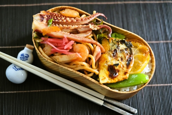いか焼きそばさば弁当