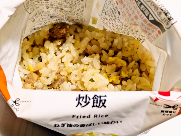 袋のまま食べる炒飯