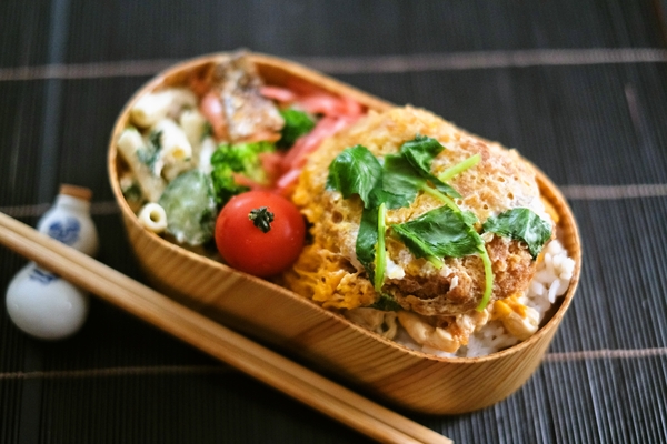 カレーコロッケ卵とじ弁当