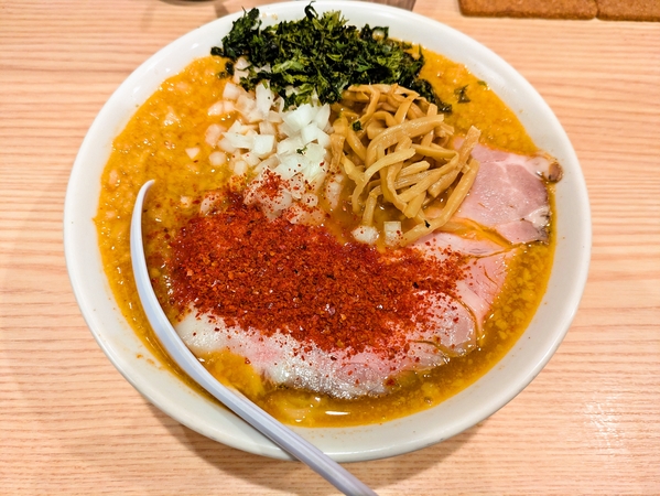 燕三条風背脂辛麺