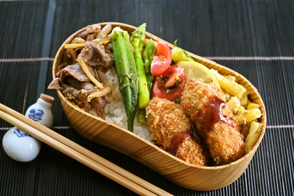 牛時雨煮カキフライ弁当