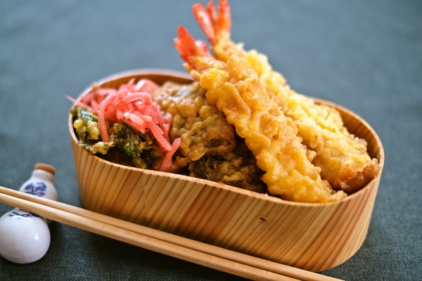 ふたが閉まるかな？弁当