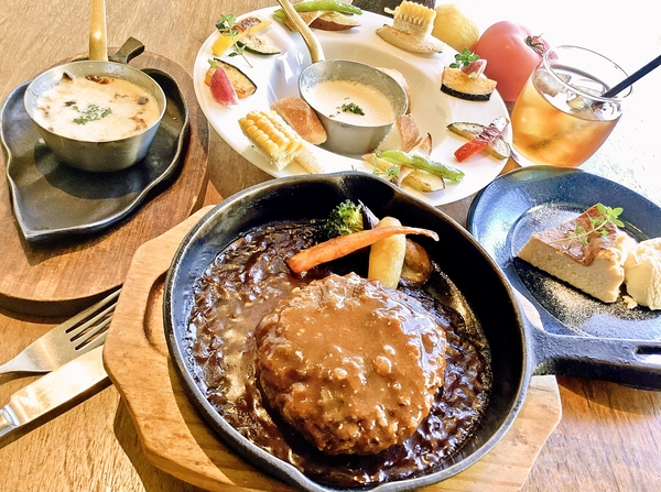 焼き野菜と手づくりハンバーグのランチ