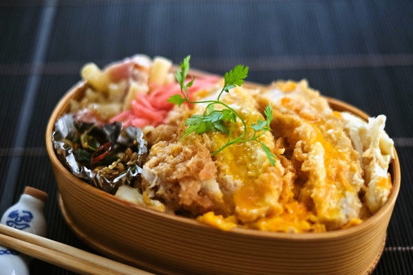 かつ丼ベーコンマカロニ弁当