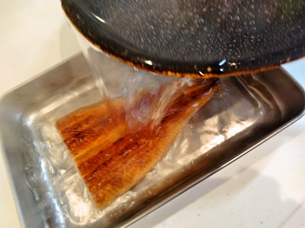 スーパーのウナギは生臭いぞ