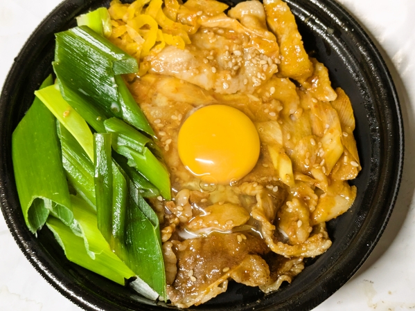 牛カルビと豚カシラの合盛り丼