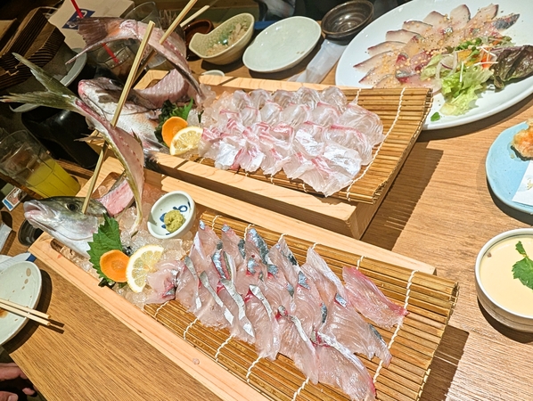 ざうお にて。(鯛としまあじのお造り)