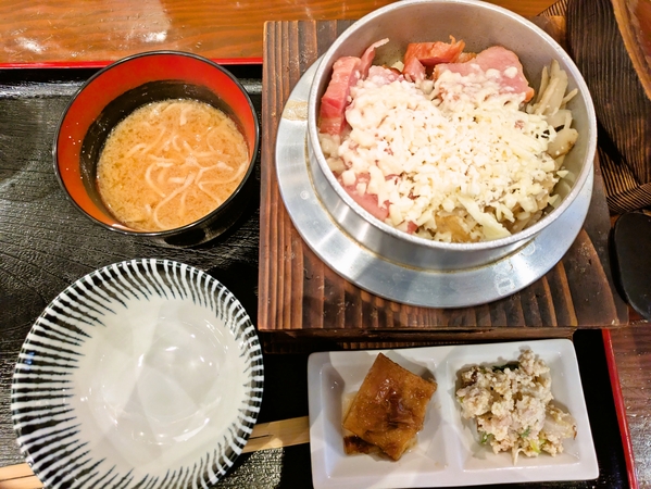 べ一コンチ一ズ釜飯