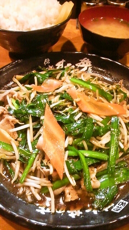 伝説のすた丼の”肉ニラライス”です。