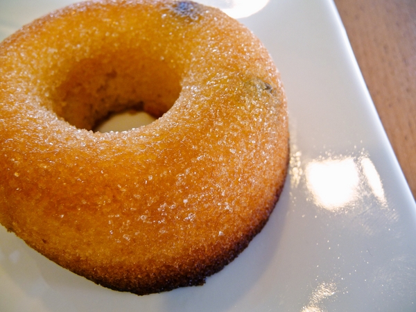 香川県木田郡三木町にあるケーキ屋さん「ジャンヌダルクカフェ」。焼きドーナツ「ジャンヌring (チーズ)」