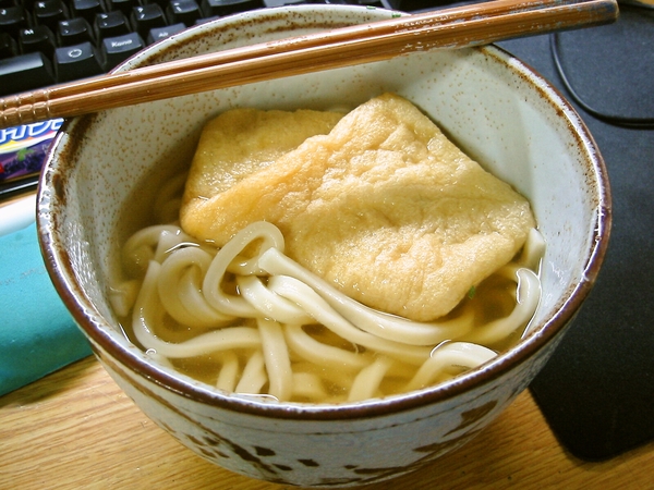 加ト吉の冷凍うどんで作ったきつねうどんです。