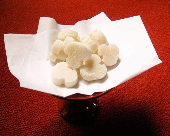 お寺のお供えです。「庚申団子（こうしんだんご）」といいます。一応サルのカタチです。