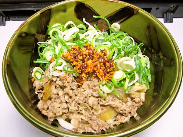 カトキチの冷凍うどん＋すき家の冷凍牛丼の具＋桃屋の辛そうで（ｒｙ　ラー油で、汁なし肉うどん！