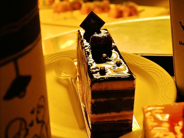 a piece of cake!  其實黑黑的也看不太出來:P