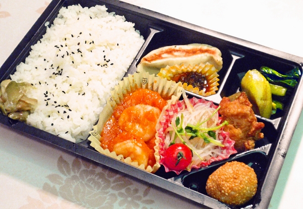 神田　中国料理東園（あずまえん）の中華幕の内海老チリ弁当￥980