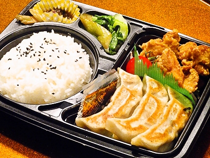神田　中国料理東園（あずまえん）餃子唐揚げ弁当￥680