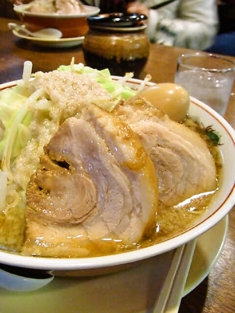 ラーメン。　チャーシュー分厚すぎる。