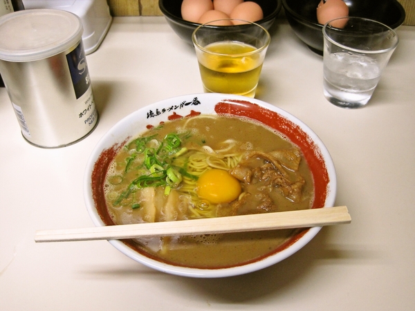 徳島ラーメンです　生卵が欠かせません　（*＾-＾*）