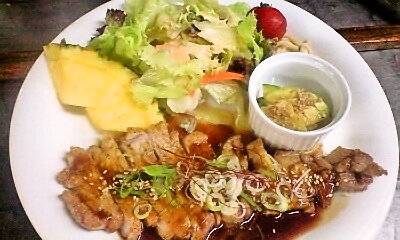 ドルフィン、本日の日替わりランチ「韓国カボチャのナムルとポークのカレー風味焼き」です。