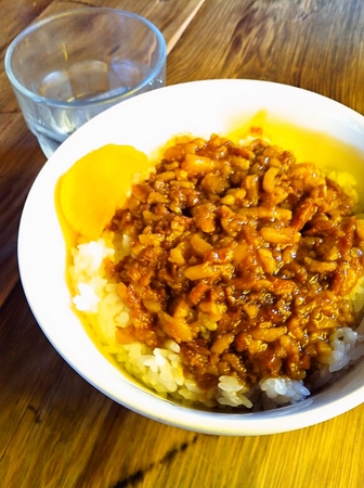 鬍鬚張魯肉飯