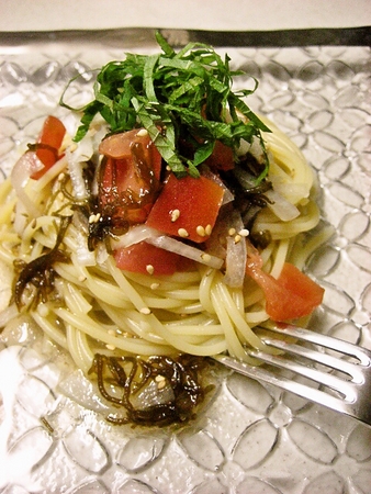 もずくとトマトのパスタ。。。おろし生姜・オリーブ油・ゴマ・玉葱・大葉で。