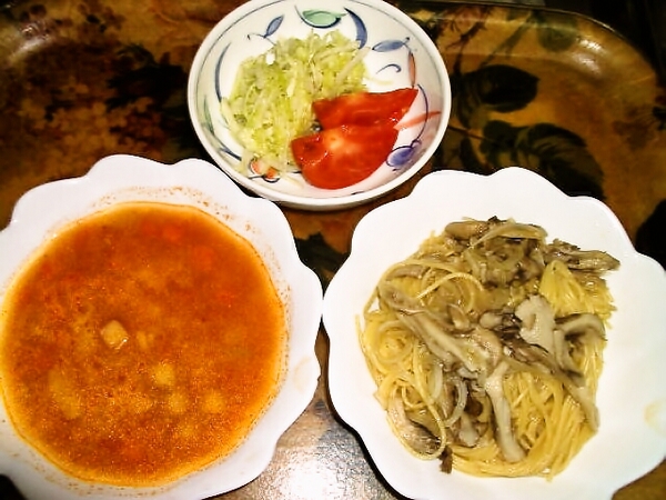 9/5の昼食　舞茸の和風スパゲティ、ミネストローネ、コールスローとトマト