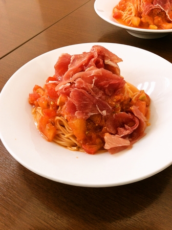 冷製トマトパスタ生ハム添え  【ボアクレール】