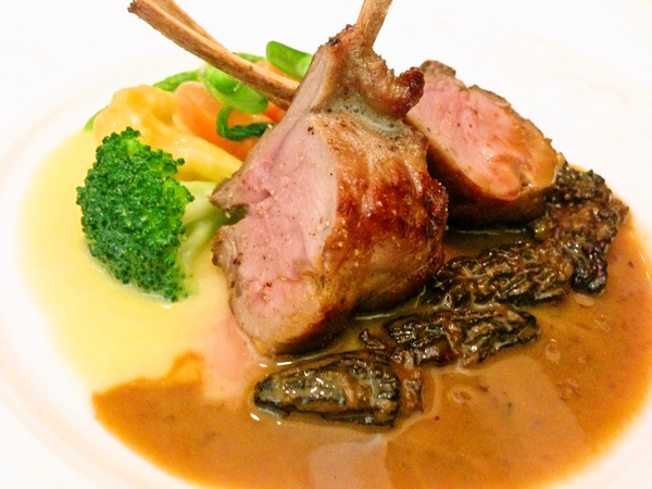 乳のみ牛のもも肉　野菜のジュと、モリーユ茸のソース