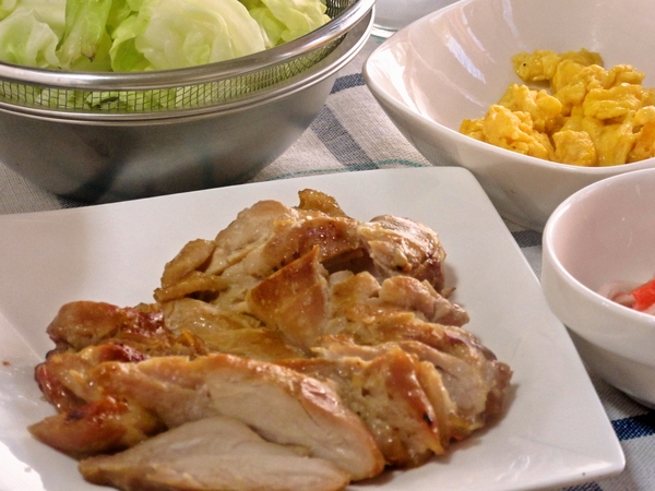 ハチミツとしょうゆにひと晩漬け込んだ鶏照り焼きでおにぎらず