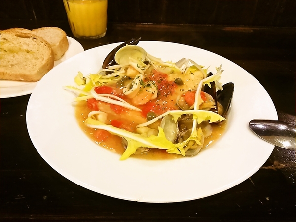 カジキマグロと魚介と新鮮野菜のトマトソース