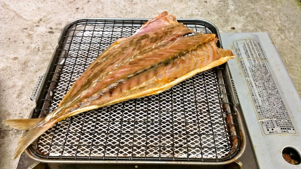 クサヤを焼く　(^^)/